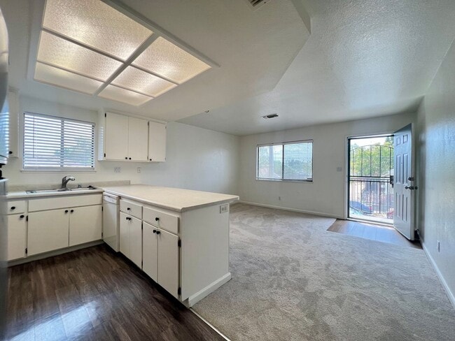 Building Photo - 144 Duranta St