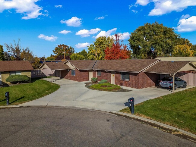 Photo - Fresh 2 Bed unit with giant yard, covered ...