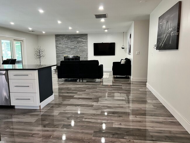 Photo - 11405 Central Dr W