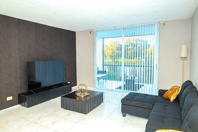 Photo - 3740 Inverrary Dr Unidad 2d