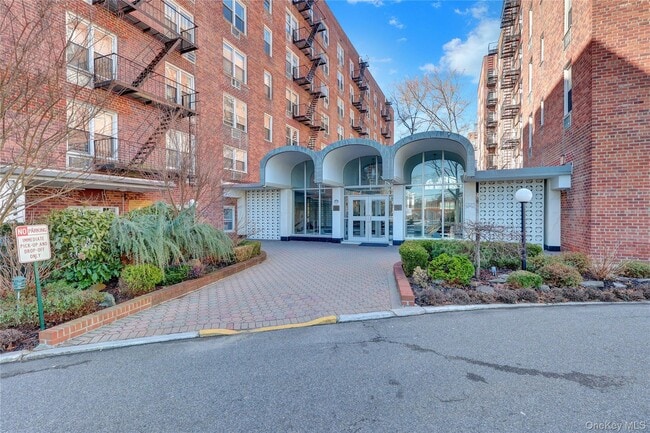 Photo - 54-44 Little Neck Pkwy Unit 6V