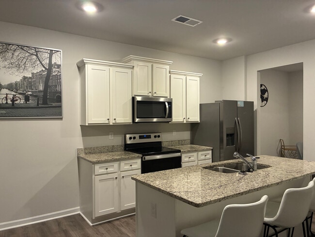 Building Photo - Room in Townhome on Shaffer Ct