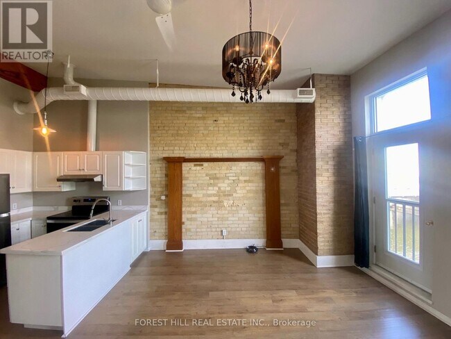 Photo - 18 Water St N