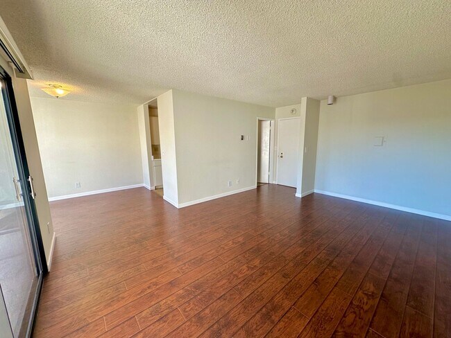 Photo - $500 OFF FIRST MONTH RENT - 1 Bed 1 Bath Available in Watergate Complex of Emeryville!!! Unidad 405