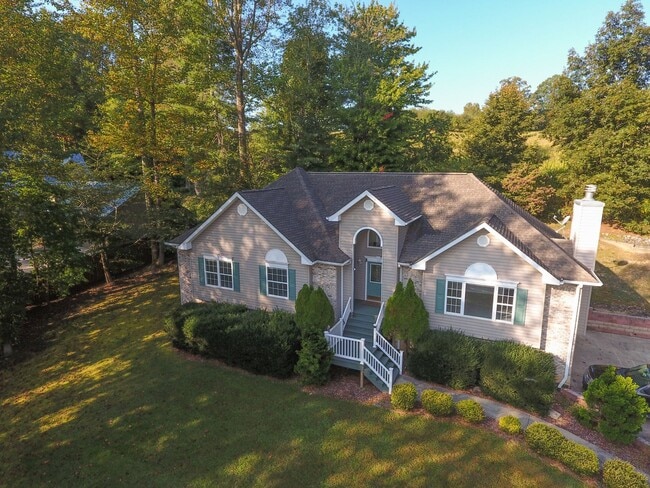 Building Photo - 4 Bed/2.5 Bath Home - Mowing, Trash & Inte...