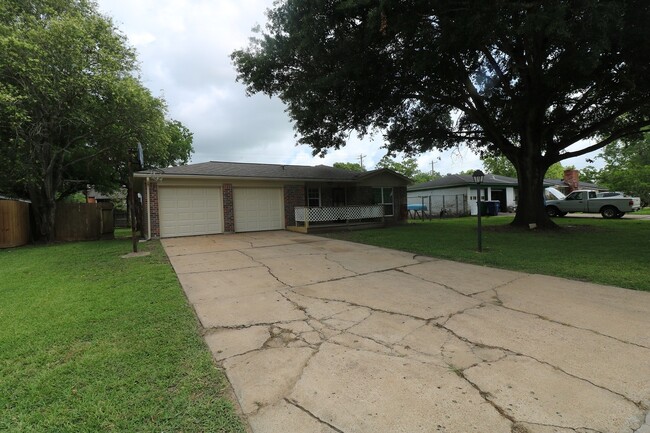 Photo - 609 Circle Way