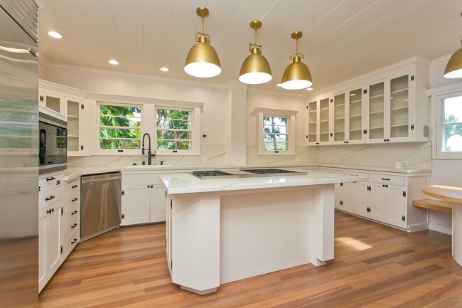 Building Photo - Rarely Available Private Estate in Manoa! Move in Ready!