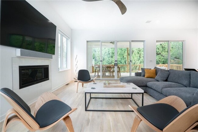 Photo - 562 Rankin St NE