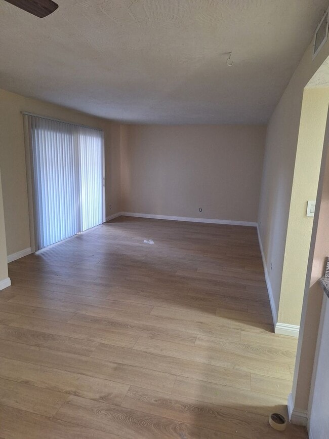 Building Photo - Redlands 2 bedroom 2 bath downstairs Unit 30