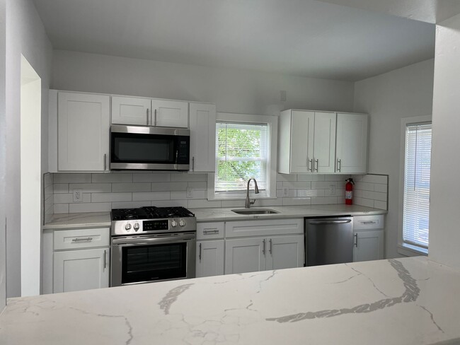 Building Photo - 830 Montclair Ave Unit 1