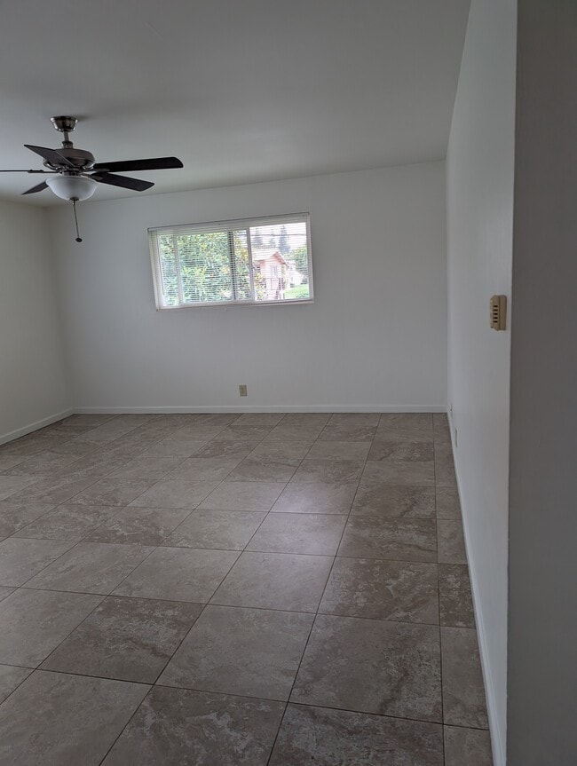 Living room - 4435 Bonnie Brae St Unit 3
