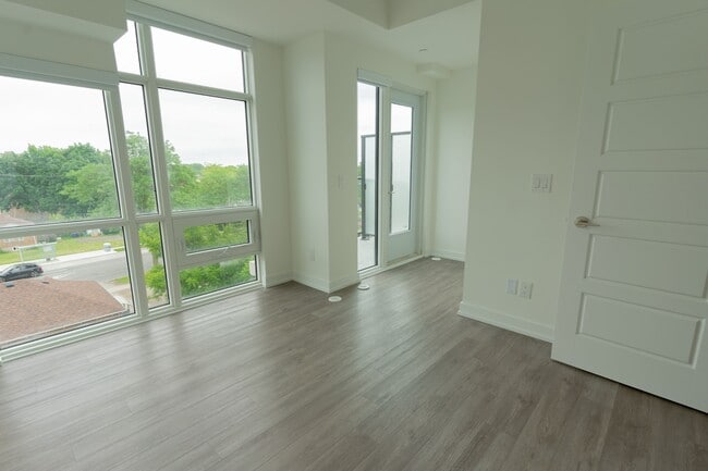 Photo - 851-851 Sheppard Ave W