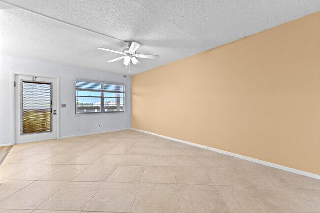 Photo - 3046 Newcastle A