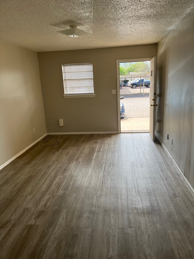 Four Seasons & Pepper Tree Apartments