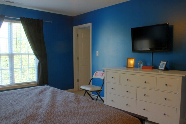 Photo - 3-bedroom House with Fenced-in Backyard Available on Sep 14th