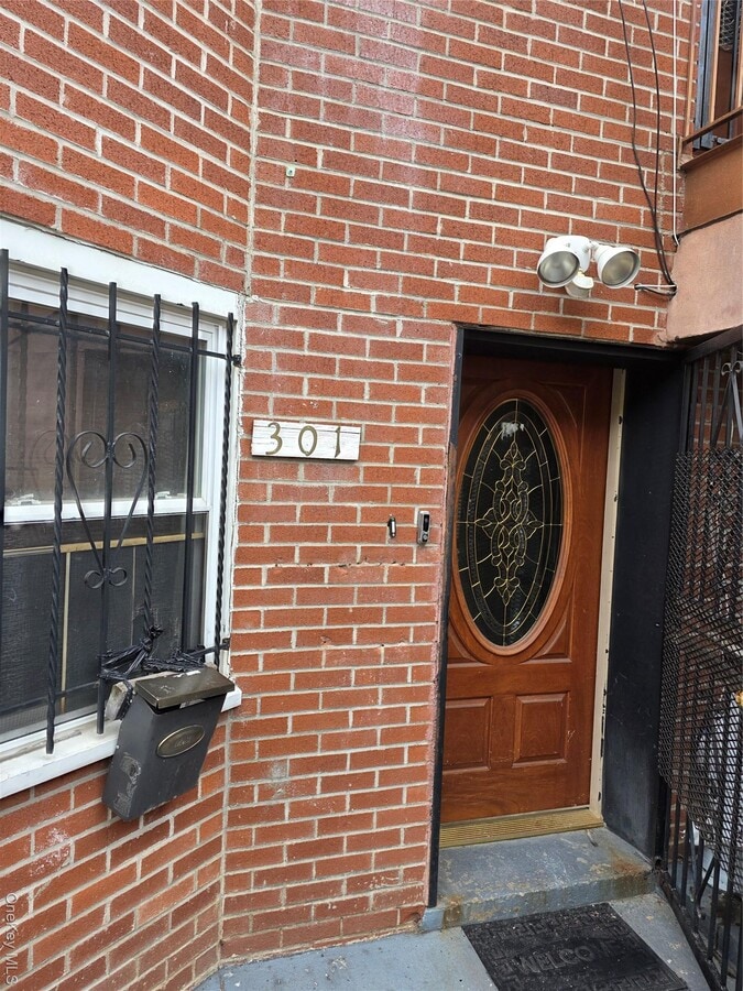 Photo - 301 Wyona St