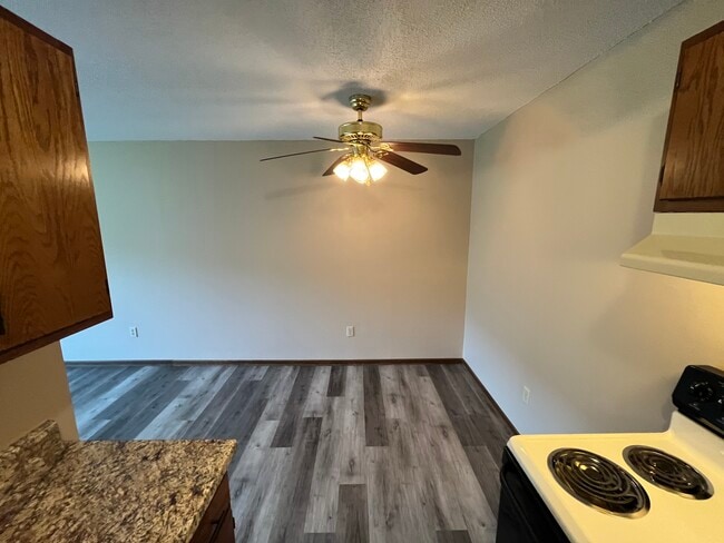 Photo - Oakridge Apartments