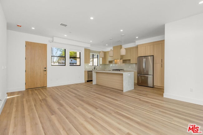 Photo - 19535 Strathern St