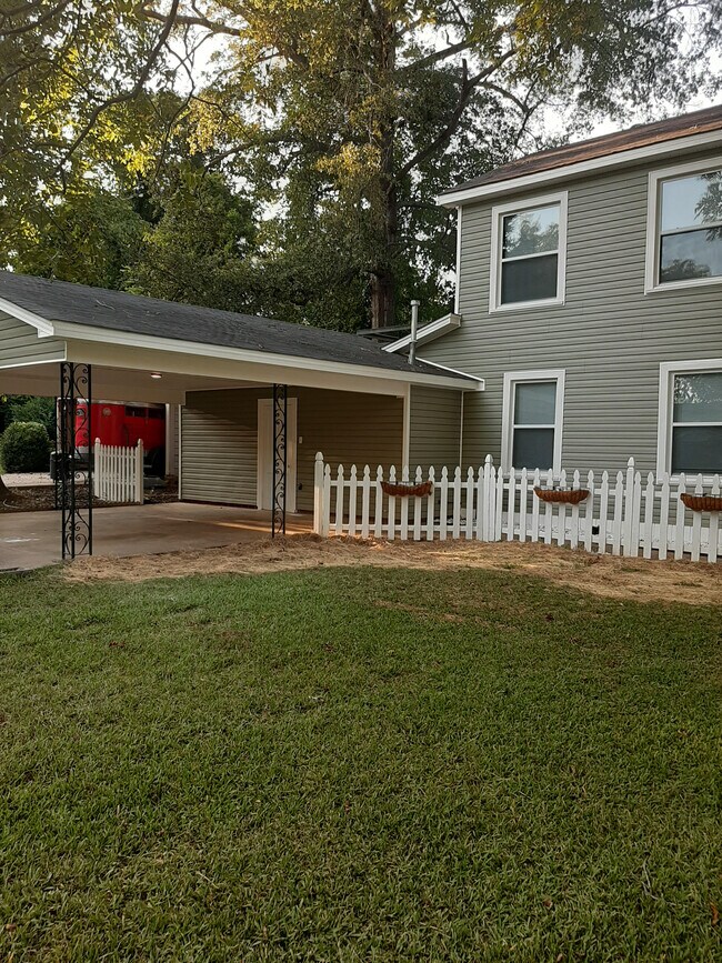 Photo - 505 W Crockett St House