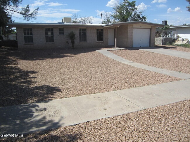 Photo - 305 Corvena Way