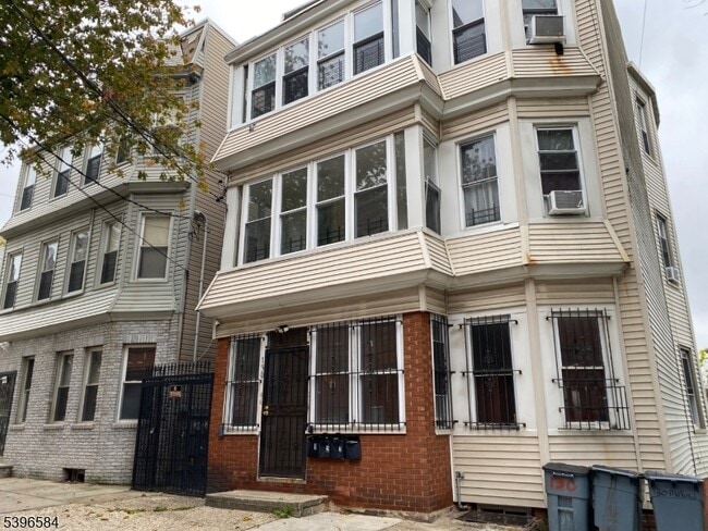 Building Photo - 130 Milford Ave