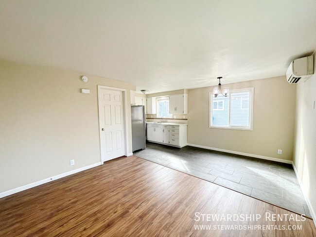 Photo - 325½ Schooling St.-