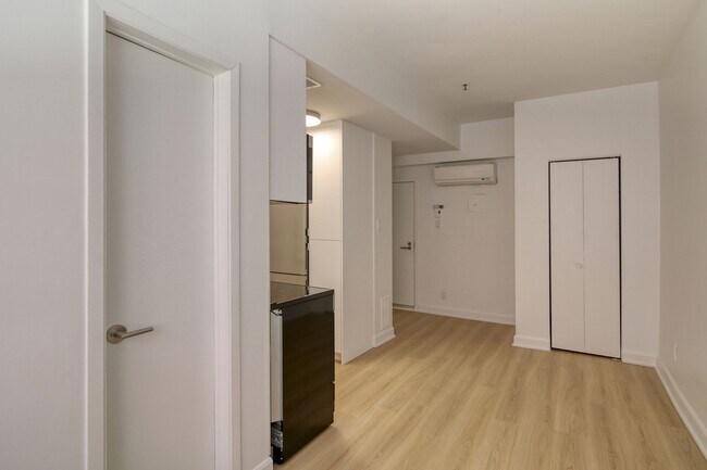 Photo - 25 Av des Pins O Unit 217