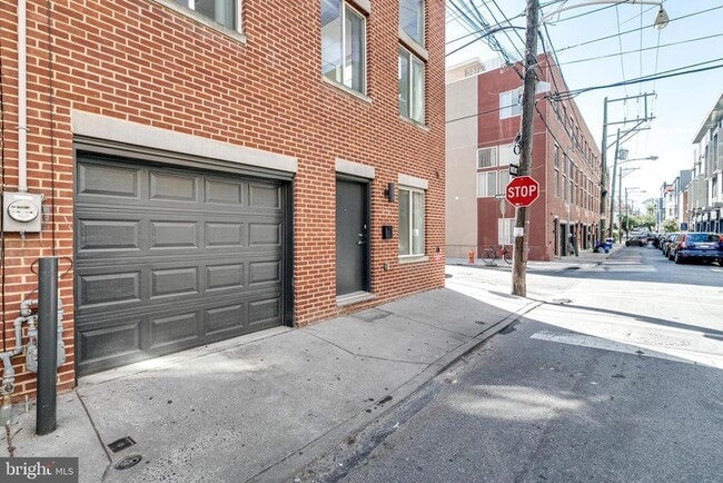 Photo - 220 W George St