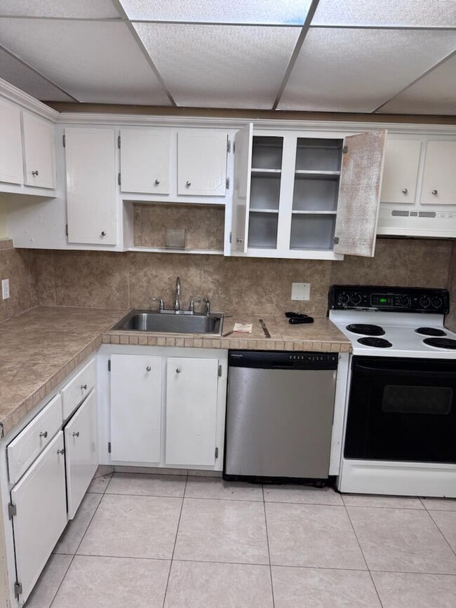 Building Photo - 1010 Country Club Dr Unit 108