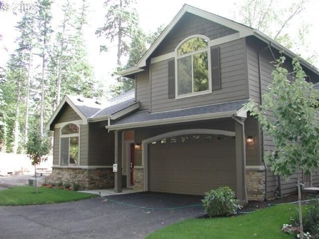 Beautiful 4 Bedroom Home In Garden Home Area! - Beautiful 4 Bedroom Home In Garden Home Area!