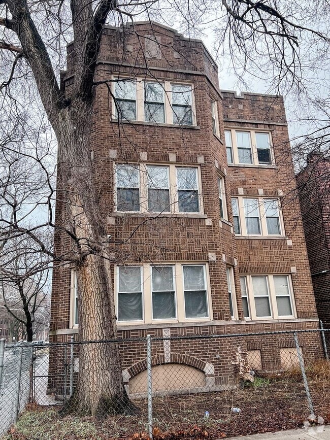 Building Photo - Spacious 2 bedroom Available Unit 835 E 80th St. 3 Rental