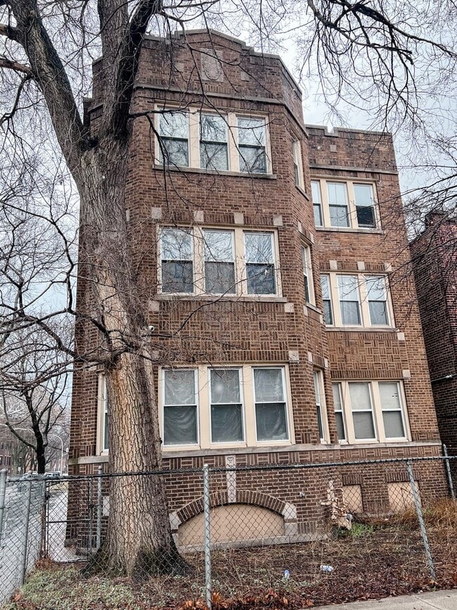 Spacious 2 bedroom Available - Spacious 2 bedroom Available Apartamento Unidad 835 E 80th St.  3