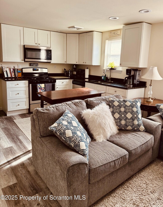 Photo - 200 Dunmore St