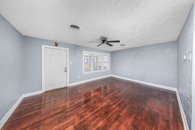 Photo - 1904 NW Lake Ave