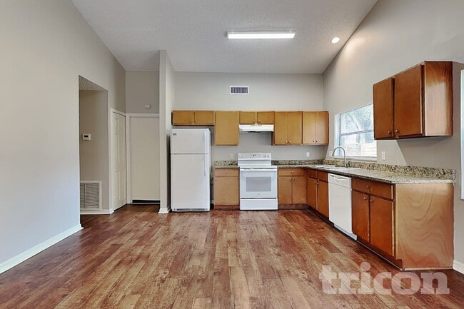 Photo - 2025 Helm Ln