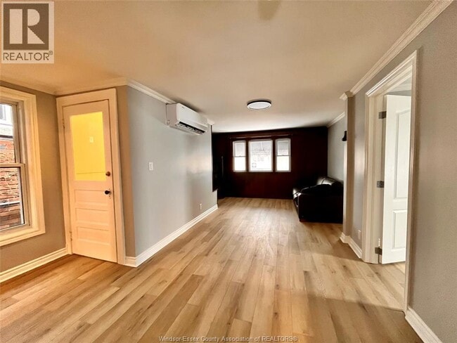 Photo - 1056 Erie St E