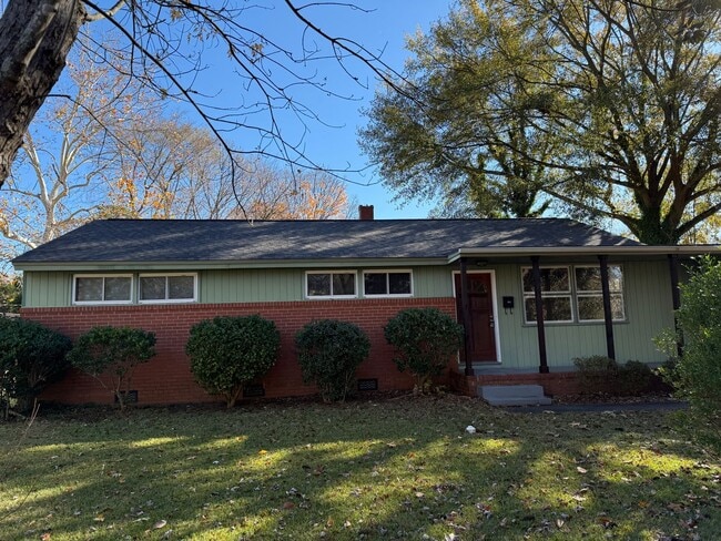 Building Photo - 3 Bedroom, 2 Bath Ranch located in Guilfor...