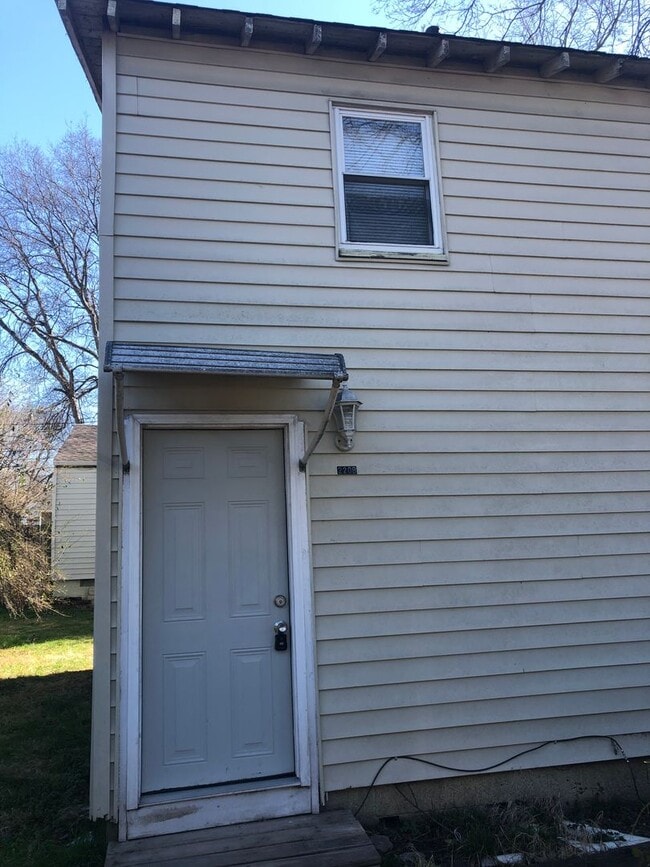 Building Photo - 1 Bed/1 Bath Upstairs Apartment located wa...