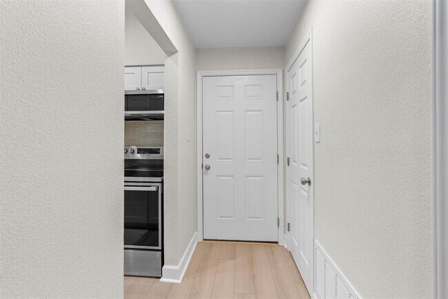 Photo - 2215 Post Rd Unidad 2051