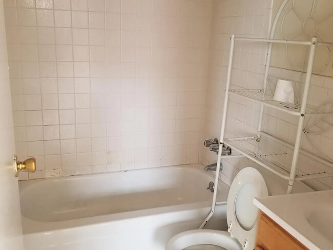 Building Photo - 182 Ferry St