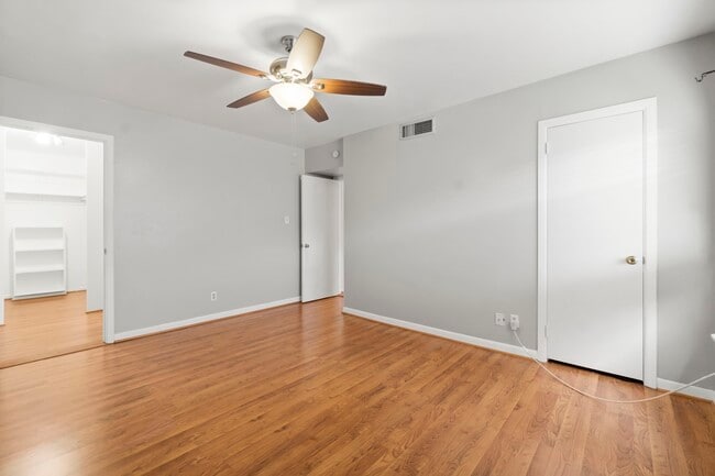 Building Photo - 2824 Briarhurst Dr Unit 14