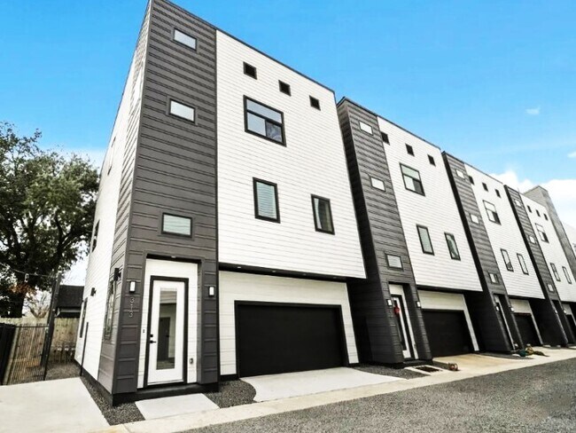 Photo - 319 N Nagle St