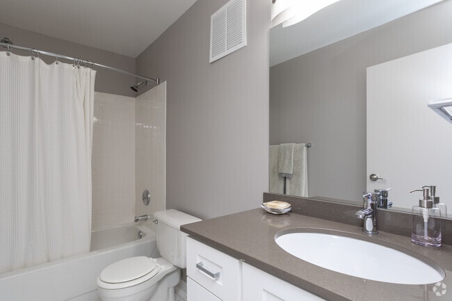 Photo - 2555 N Clark St