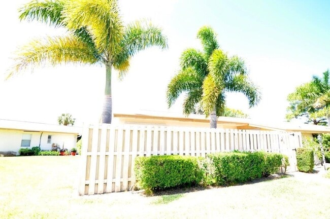 Photo - 1325 Arapaho St