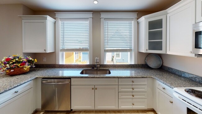 Photo - 7BR/4BA Fort Sanders Home | Walk to UTK | ...