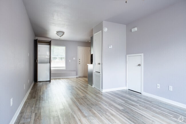 2BR, 1BA - 998SF