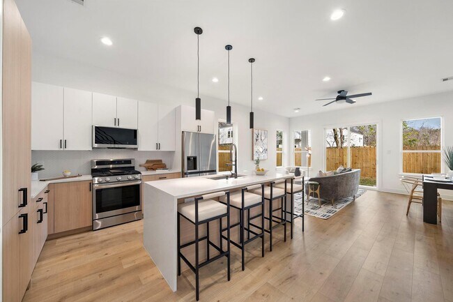 Photo - 309 E 43rd St