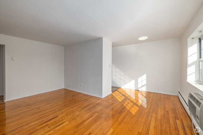 1BR, 1BA - 607SF - Living Room