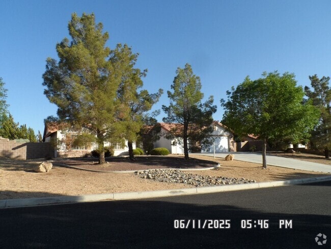 Building Photo - 3 Bedrooms, Den, 2 Bathrooms, 3 Car Garage... Rental
