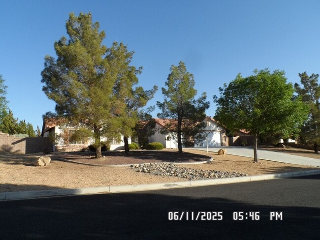 Building Photo - 3 Bedrooms, Den, 2 Bathrooms, 3 Car Garage... Rental